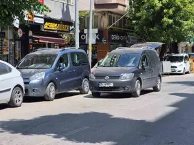 Şair Fuzuli Caddesi çift sıra parktan kurtulamıyor
