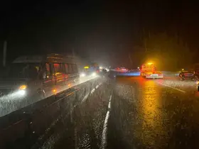 Sakarya’da sağanak sonrası yollar göle dönü: Araçlar suda sürüklenerek çarpıştı
