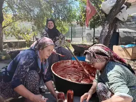 Salça kaynıyor, komşuluk pekişiyor
