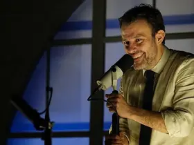 Salih Bademci’den tek kişilik tiyatro performansı: "Sesler"
