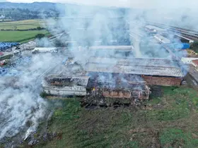 Saman deposu küle döndü: Hasarın boyutu dronla görüntülendi
