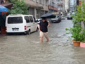 Samsun sağanağa teslim: Canik’te yollar göle döndü
