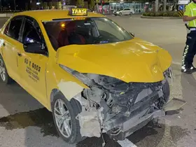 Samsun’da kavşakta iki ticari taksi çarpıştı: 2 yaralı
