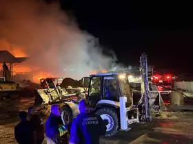 Samsun’da saman deposu alevlere teslim oldu
