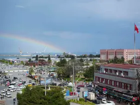Samsun’da yağmur sonrası deniz üzerinde gökkuşağı oluştu
