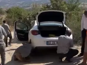 Şarampole giren otomobil halatla kurtarıldı
