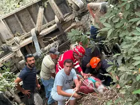 Şarampole uçan kamyonda baba ve oğlu yaralandı
