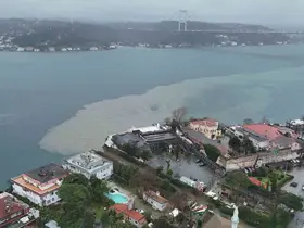 Sarıyer Baltalimanı sahilindeki kirlilik havadan görüntülendi
