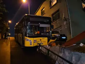 Sarıyer’de İETT otobüsü bariyerlere çarptı: Evlere metreler kala durdu
