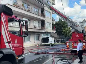 Sarıyer’de korkutan yangın: İki binanın çatısı ile bir araç yandı
