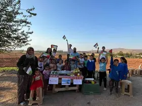 Savaşta katledilen akranları için annelerinin yaptıkları yiyecekleri satan minikler gönülleri fethettiler
