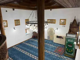 Şavşat’ta tarihi cami Osmanlı tarzı hatlarla bezendi
