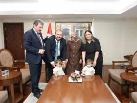 Şehidin ikiz yeğenlerine valilik makamında sürpriz doğum günü kutlaması
