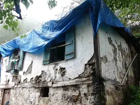 Şehit oğlundan ayrılmamak için harabe evde yaşam mücadelesi veriyor
