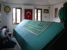 Şehre ve nehre adı verildiği rivayet edilen zatın türbesinde huzur buluyorlar
