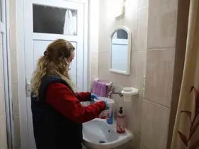 Şehzadeler Belediyesinden ihtiyaç sahiplerine evde temizlik hizmeti
