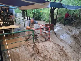Sel Çağlayan’ı vurdu, turizm beldesinde hasar oluştu
