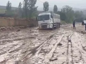 Sel suları iki ilçeyi birbirine bağlayan yolda ulaşımı aksattı
