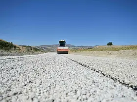 Selendi’de 26 yıl sonra ilk kez asfalt
