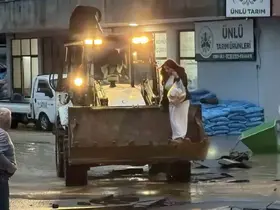 Selin esir aldığı mahallede ulaşım kepçe ve traktörlerle sağlanıyor
