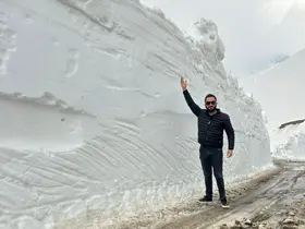 Şemdinli’de iş makinesinin boyunu bulan kar tünellerinde çalışma
