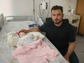 Serum çıkarma işlemi esnasında sargıyla birlikte bebeğin parmağı kesildi
