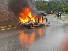Seyir halindeki araç alevlere teslim oldu
