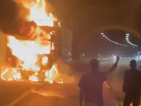 Seyir halindeki kamyon alev alev yandı
