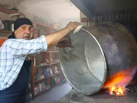 Sıcak havaya aldırış etmeyen kalaycı ustaları, kış hazırlıkları için yoğun mesai harcıyor
