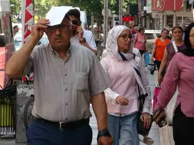 Sıcak ve nem hayatı olumsuz etkiliyor: Uzmanlar bol su tüketilmesini öneriyor
