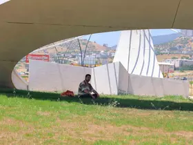 Sıcaklardan bunalan atık kağıt toplayıcısı ay-yıldızın gölgesine sığındı
