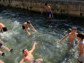 Sıcaktan bunalan çocuklar çayda yüzerek ferahladı
