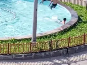 Sıcaktan bunalan çocuklar süs havuzunda serinledi
