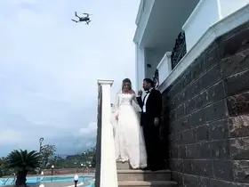 Sıcaktan bunalan gelini dron ile serinletti
