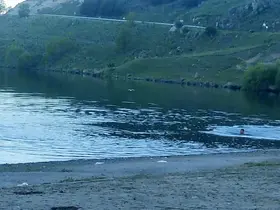 Sıcaktan bunalan gençler Çıldır Gölü’nde serinliyor
