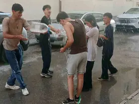 Sıcaktan bunalan gençler serinlemek için su savaşı yaptı
