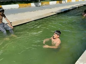 Sıcaktan bunalan ve süs havuzuna giren çocuklardan "zabıta" itirafı
