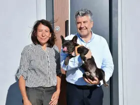 Şiddet gören köpeği Başkan Mesut Akbıyık sahiplendi
