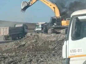 Siirt’te demir yolu inşaatında iş makinesi yandı

