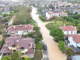 Şile’de sağanak yağış sonrası sokaklar göle döndü
