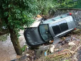 Şile’de sel suları yolları tahrip etti, araçlar sürüklendi
