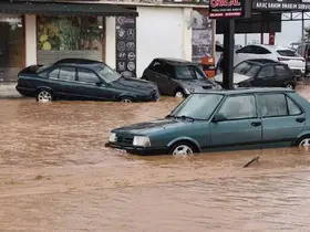 Silifke’de sağanak sele dönüştü, araçlar su içinde kaldı

