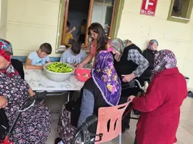 Sinop’ta nesiller buluştu, birlikte turşu kurdu
