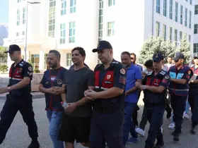 Sırıtarak girdiği adliye binasından tutuklanarak çıktı

