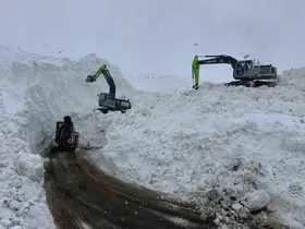 Şırnak’ta çığ düşen yolda çalışmalar devam ediyor
