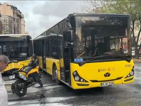 Şişhane’de iki İETT otobüsü çarpıştı: Yola dökülen yağ sürücülere zor anlar yaşattı
