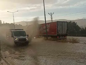 Sivas’ta sağanak yolları göle çevirdi, sürücüler zor anlar yaşadı

