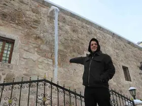 Sivas’ta soğuk hava 4 metreyi bulan buz sarkıtları oluşturdu
