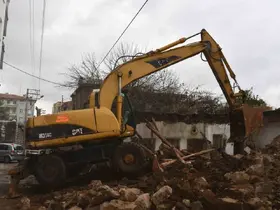 Siverek’te tehlike oluşturan metruk evler bir bir yıkılıyor
