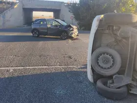 Sivrihisar’da kavşakta çarpışan araçlardan biri yan yattı
